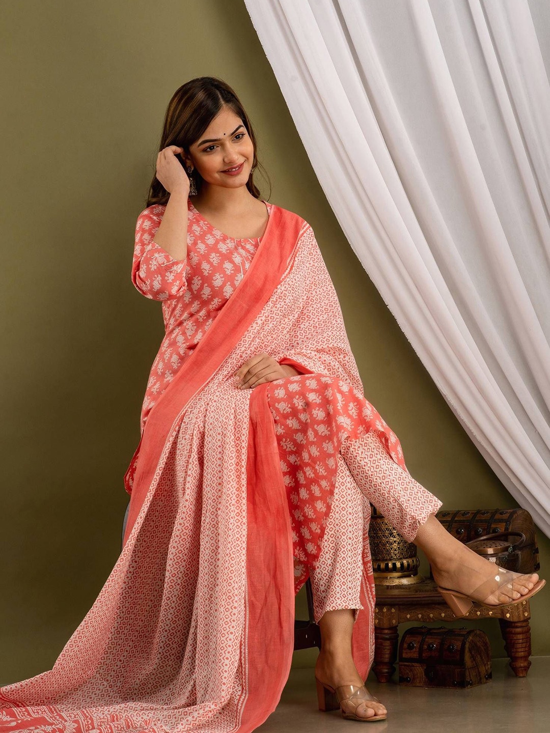 P3D CREATION Floral Printed Regular Gotta Patti Pure Cotton Kurta with Trousers & Dupatta, Pink
P3D CREATION Floral Printed Regular Gotta Patti Pure Cotton Kurta with Trousers & Dupatta, Pink
