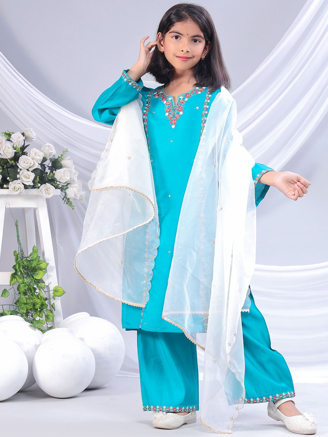 misbis Girls Floral Embroidered Sequinned Straight Kurta with Palazzos & Dupatta, Blue
misbis Girls Floral Embroidered Sequinned Straight Kurta with Palazzos & Dupatta, Blue