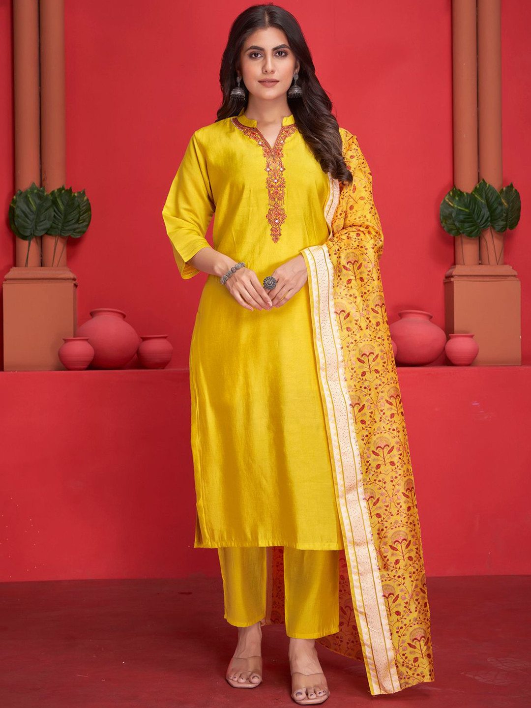 MINGORA Ethnic Motifs Yoke Design Straight Kurta with Trousers & With Dupatta, Yellow
MINGORA Ethnic Motifs Yoke Design Straight Kurta with Trousers & With Dupatta, Yellow