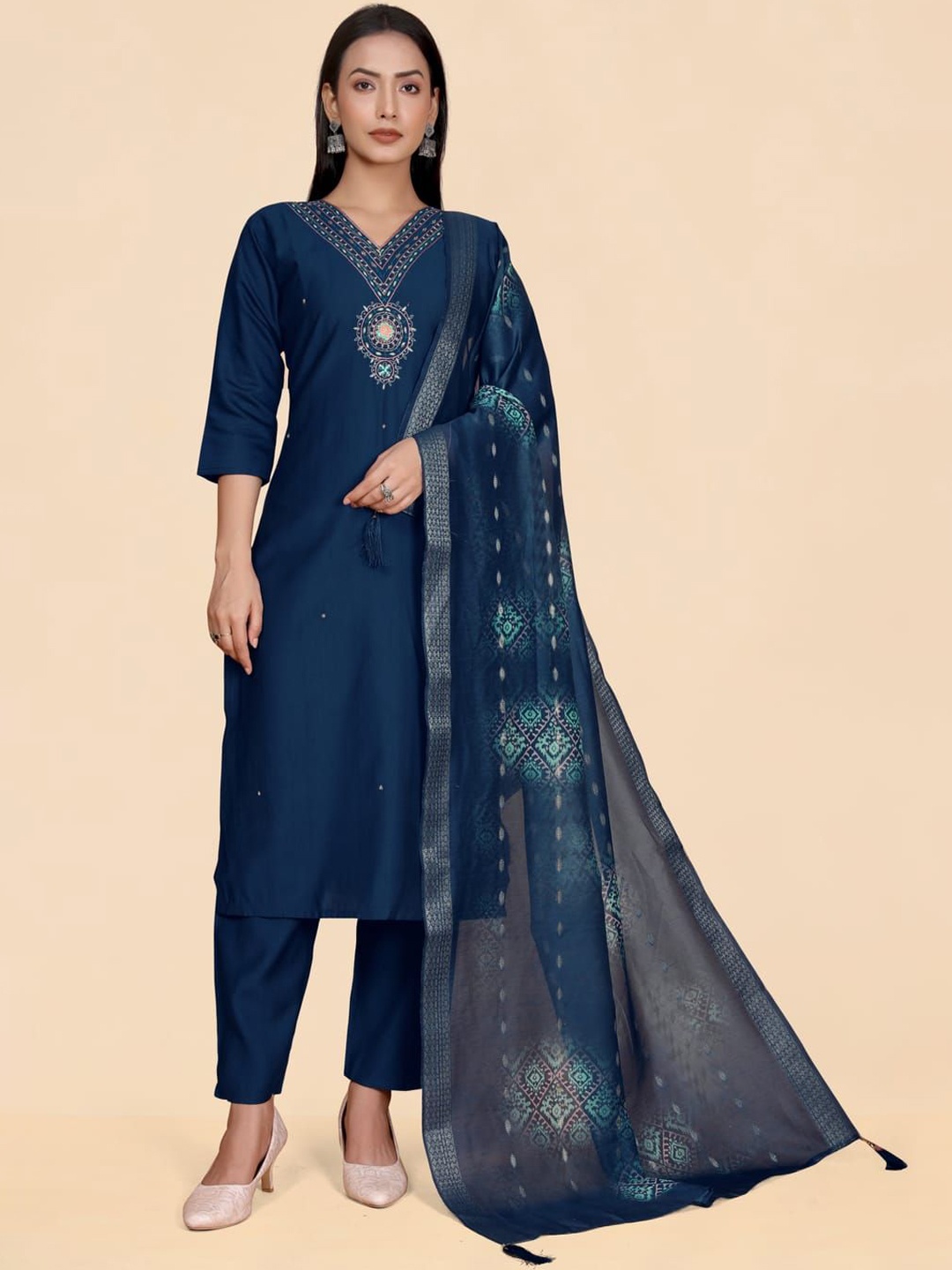 Suha Floral Embroidered Thread Work Regular Kurta with Trousers & Dupatta, Navy blue
Suha Floral Embroidered Thread Work Regular Kurta with Trousers & Dupatta, Navy blue