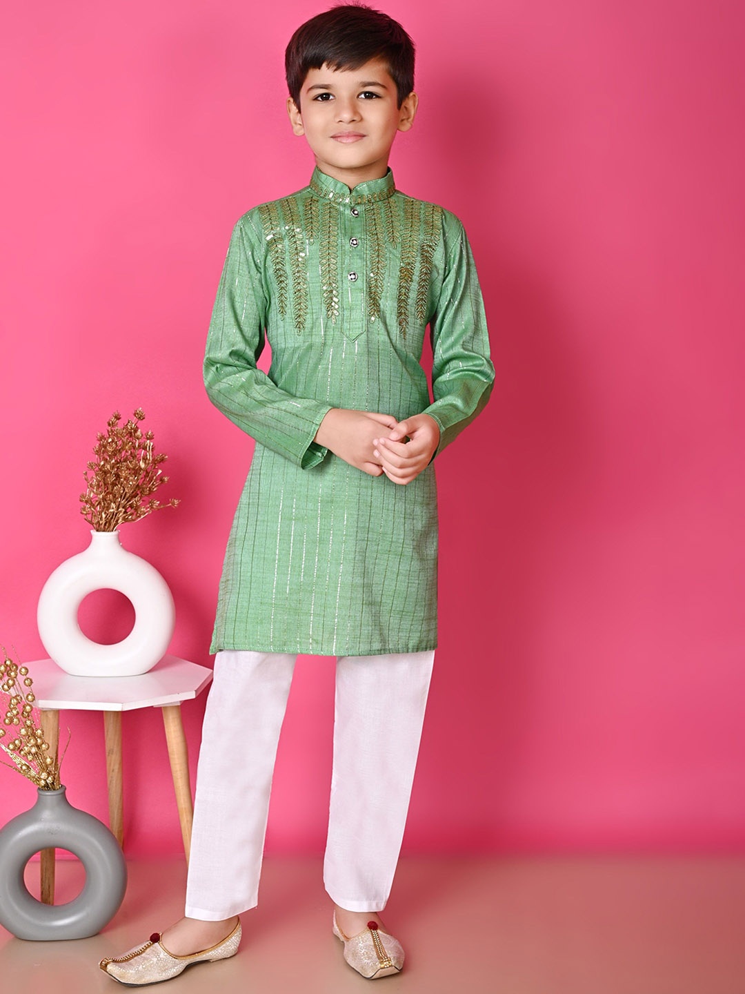 BAESD Boys Floral Embroidered Mandarin Collar Straight Kurta with Pyjama, Green
BAESD Boys Floral Embroidered Mandarin Collar Straight Kurta with Pyjama, Green