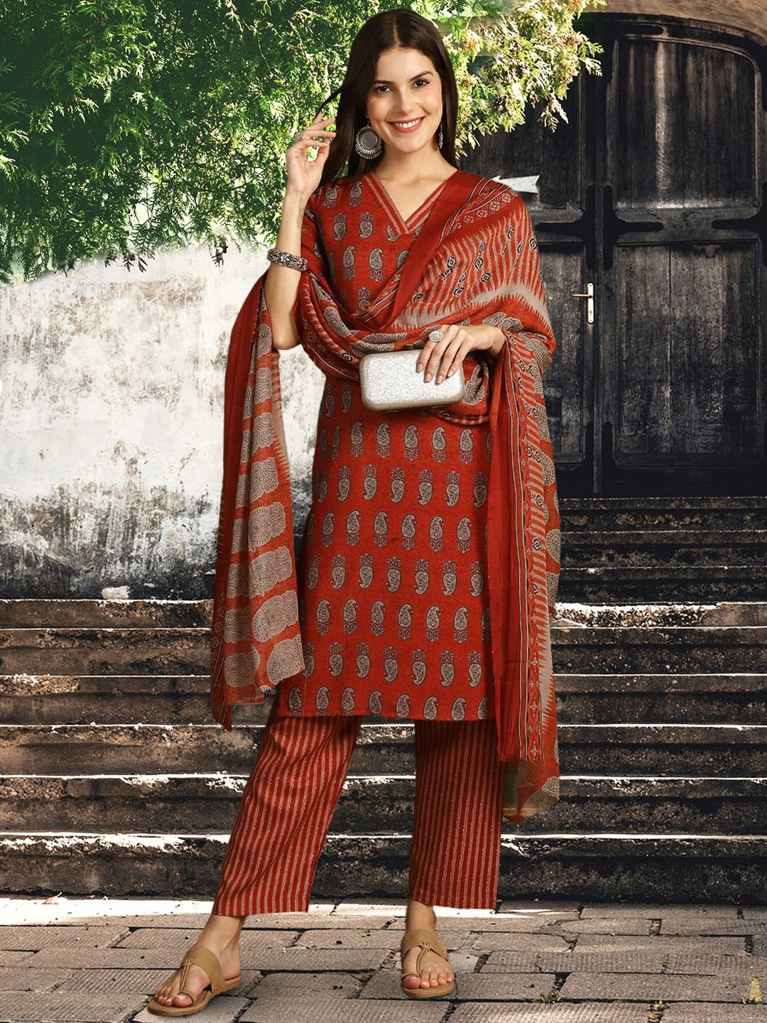 1 Stop Fashion Floral Printed Regular Pure Cotton Kurta with Trousers & Dupatta, Red
1 Stop Fashion Floral Printed Regular Pure Cotton Kurta with Trousers & Dupatta, Red