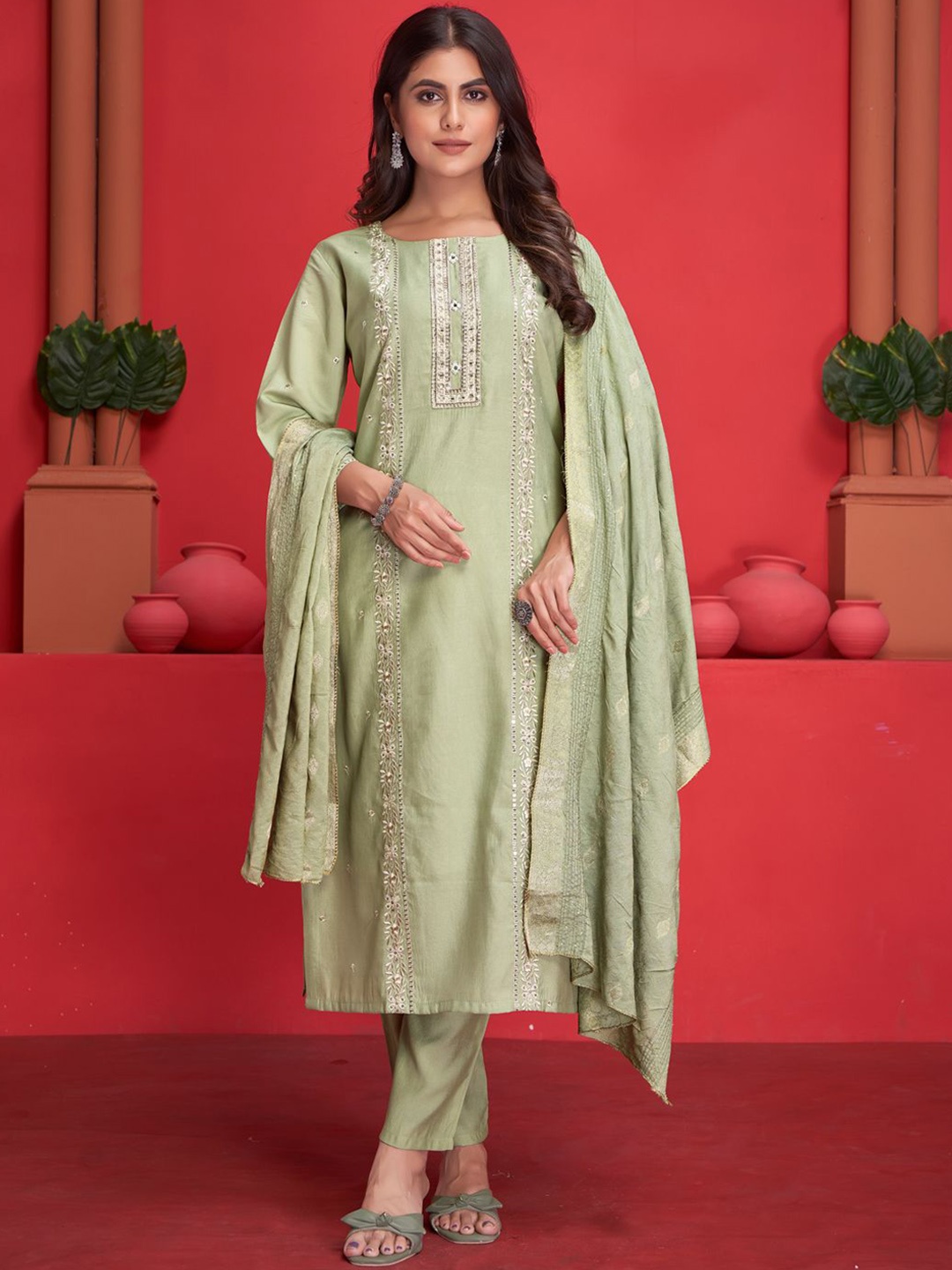 MINGORA Floral Embroidered Regular Sequinned Straight Kurta with Trousers & With Dupatta, Olive
MINGORA Floral Embroidered Regular Sequinned Straight Kurta with Trousers & With Dupatta, Olive