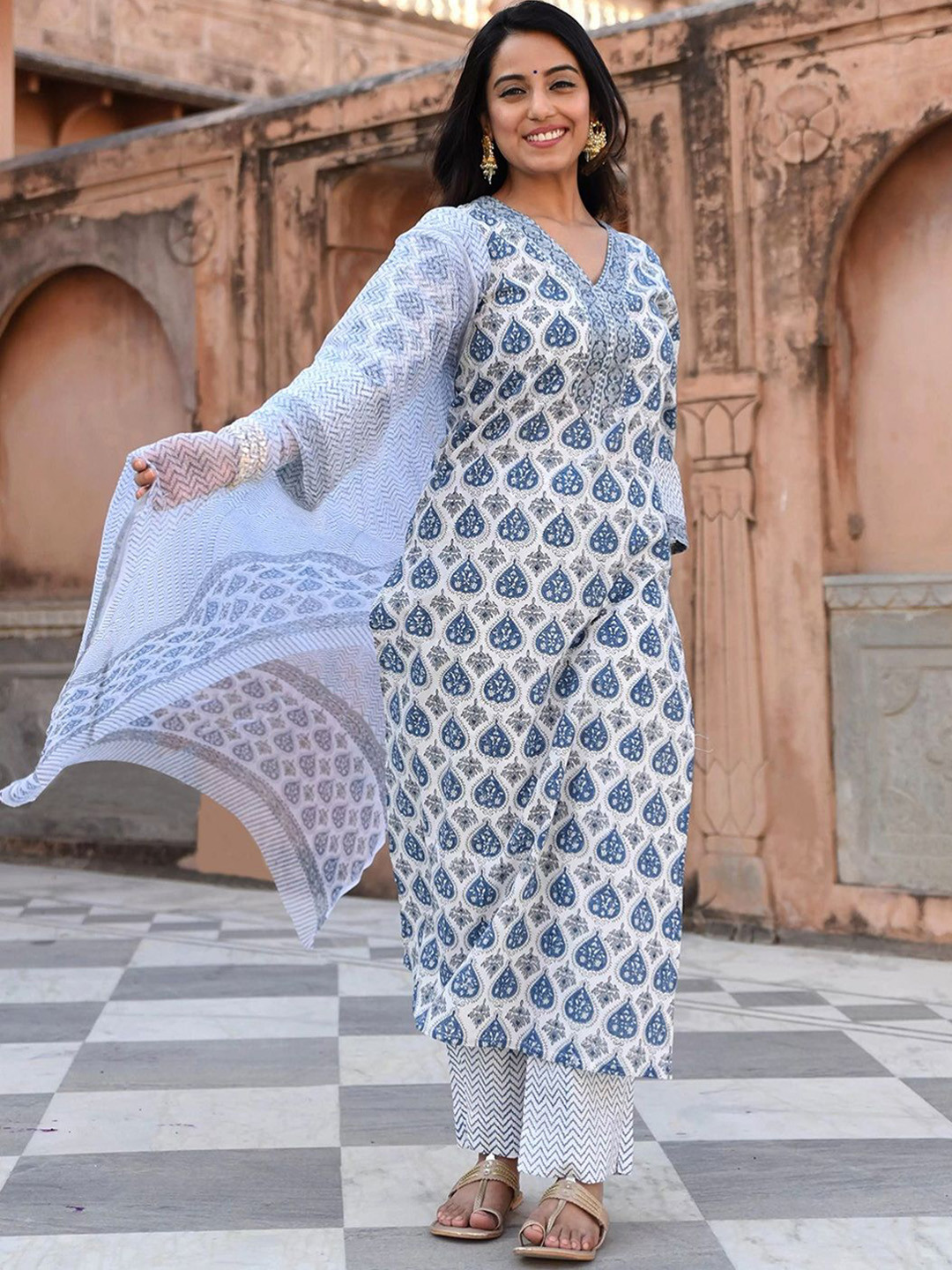 1 Stop Fashion Ethnic Motifs Printed V-Neck Straight Kurta With Trousers & Dupatta, White
1 Stop Fashion Ethnic Motifs Printed V-Neck Straight Kurta With Trousers & Dupatta, White