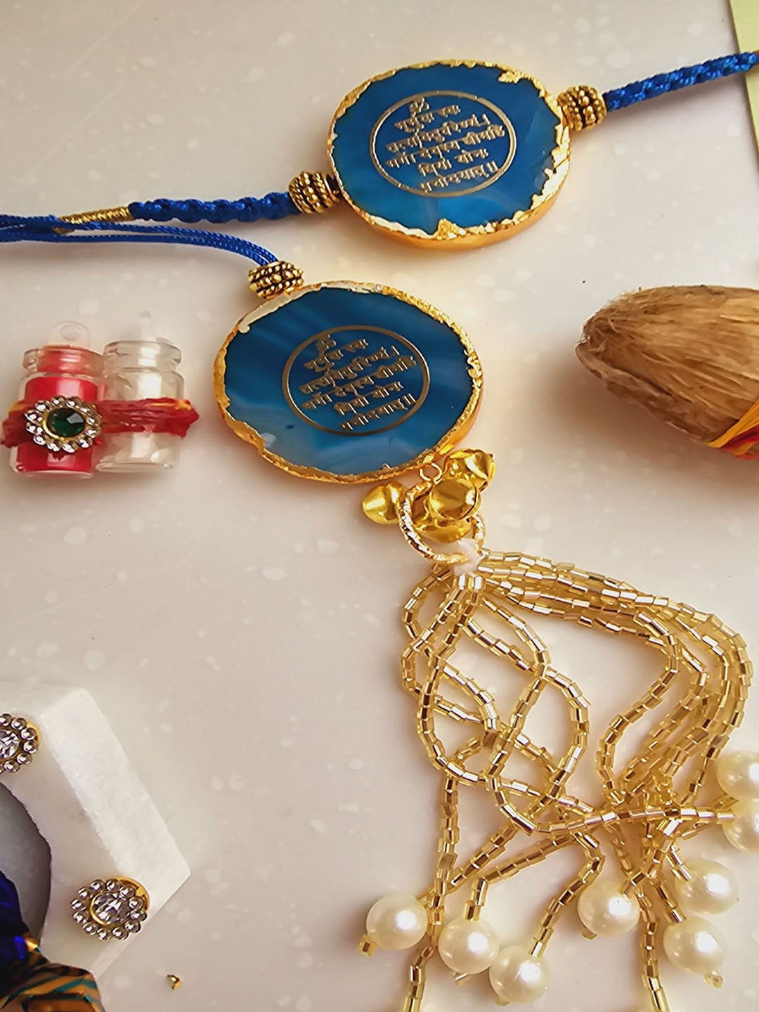 HOMEARTE Agate Stone Bhaiya Bhabhi Thread Rakhi With Roli Chawal, Turquoise blue
HOMEARTE Agate Stone Bhaiya Bhabhi Thread Rakhi With Roli Chawal, Turquoise blue
