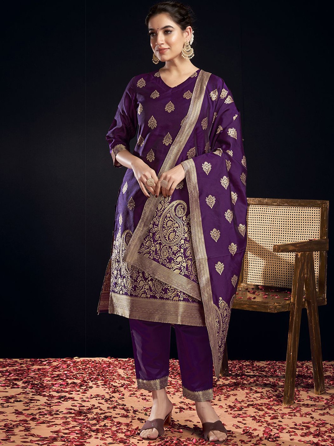 SKYLEE Ethnic Motifs Woven Design V-Neck Straight Kurta With Trousers & Dupatta, Gold
SKYLEE Ethnic Motifs Woven Design V-Neck Straight Kurta With Trousers & Dupatta, Gold
