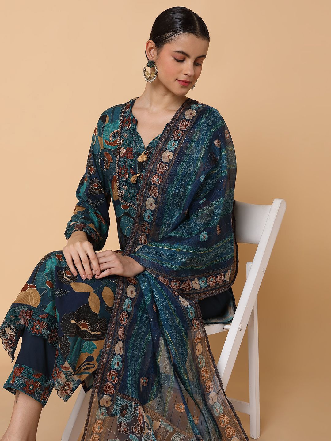 SHOWOFF Floral Printed Regular Beads & Stones Straight Kurta With Palazzos & Dupatta, Teal
SHOWOFF Floral Printed Regular Beads & Stones Straight Kurta With Palazzos & Dupatta, Teal