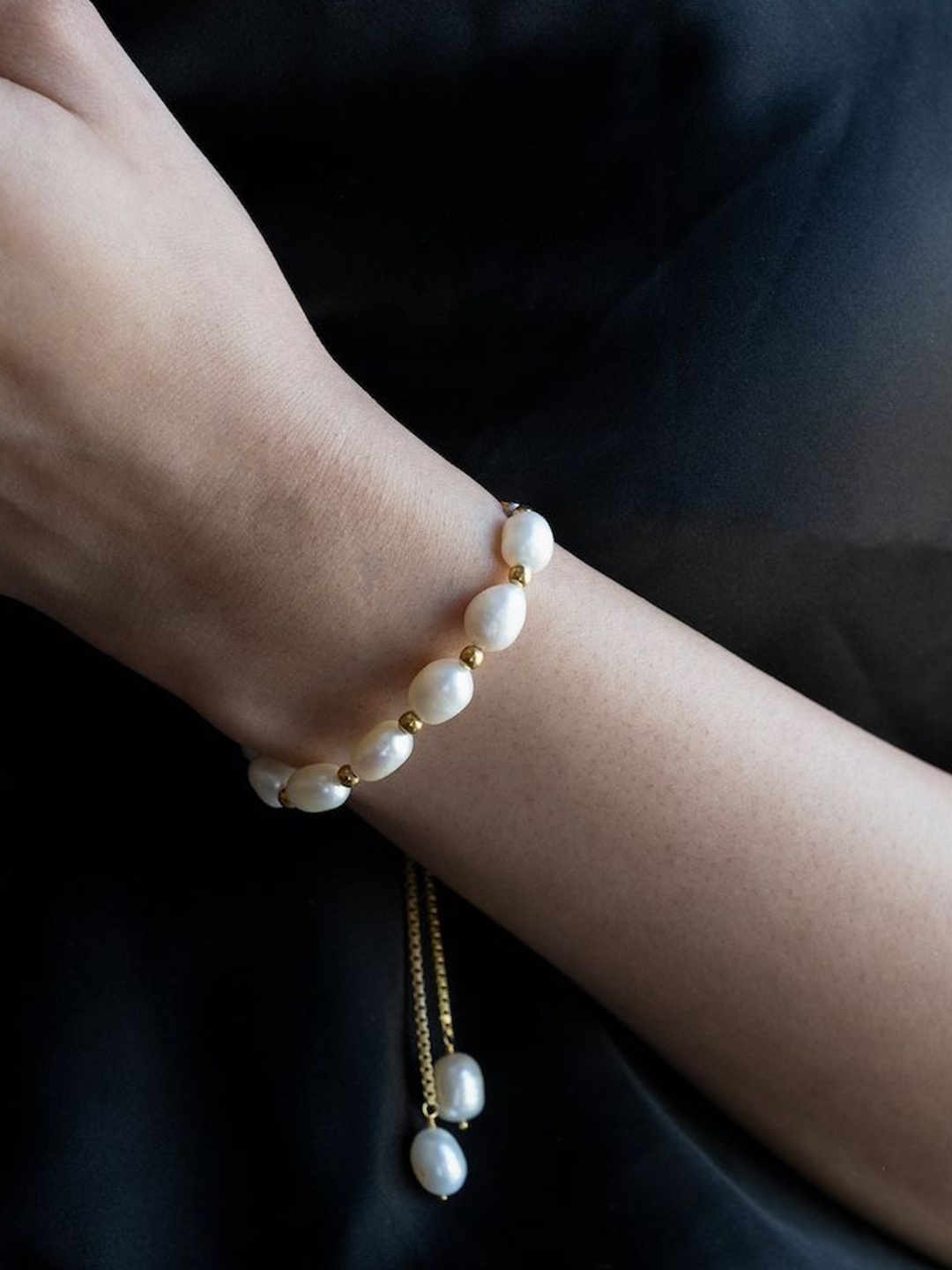 Anushka Jain Jewellery 925 Sterling Silver Gold-Plated Pearl Beaded Wraparound Bracelet
Anushka Jain Jewellery 925 Sterling Silver Gold-Plated Pearl Beaded Wraparound Bracelet