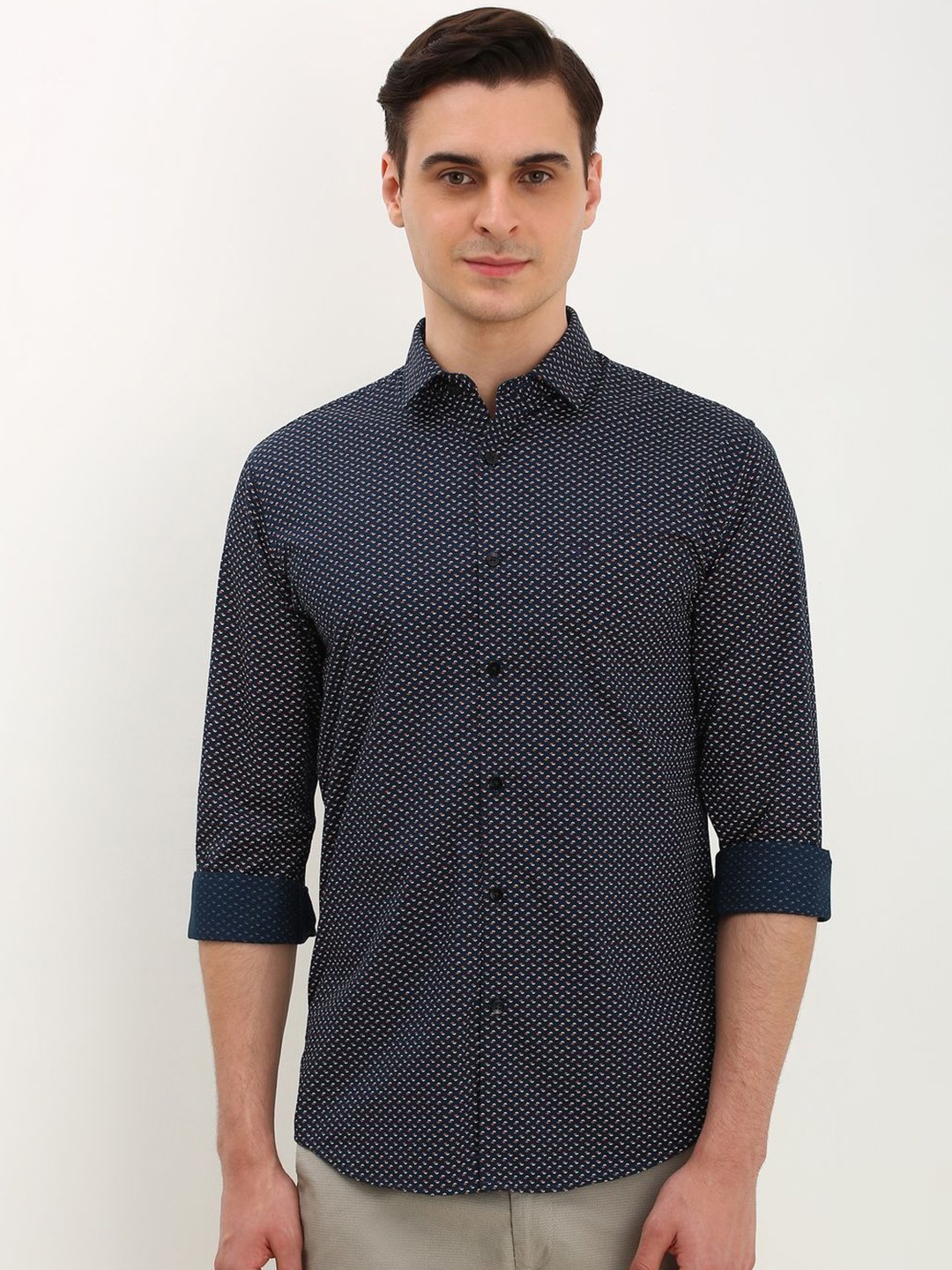 Allen Solly Men Spread Collar Micro Ditsy Printed Cotton Slim Fit Casual Shirt, Navy blue
Allen Solly Men Spread Collar Micro Ditsy Printed Cotton Slim Fit Casual Shirt, Navy blue