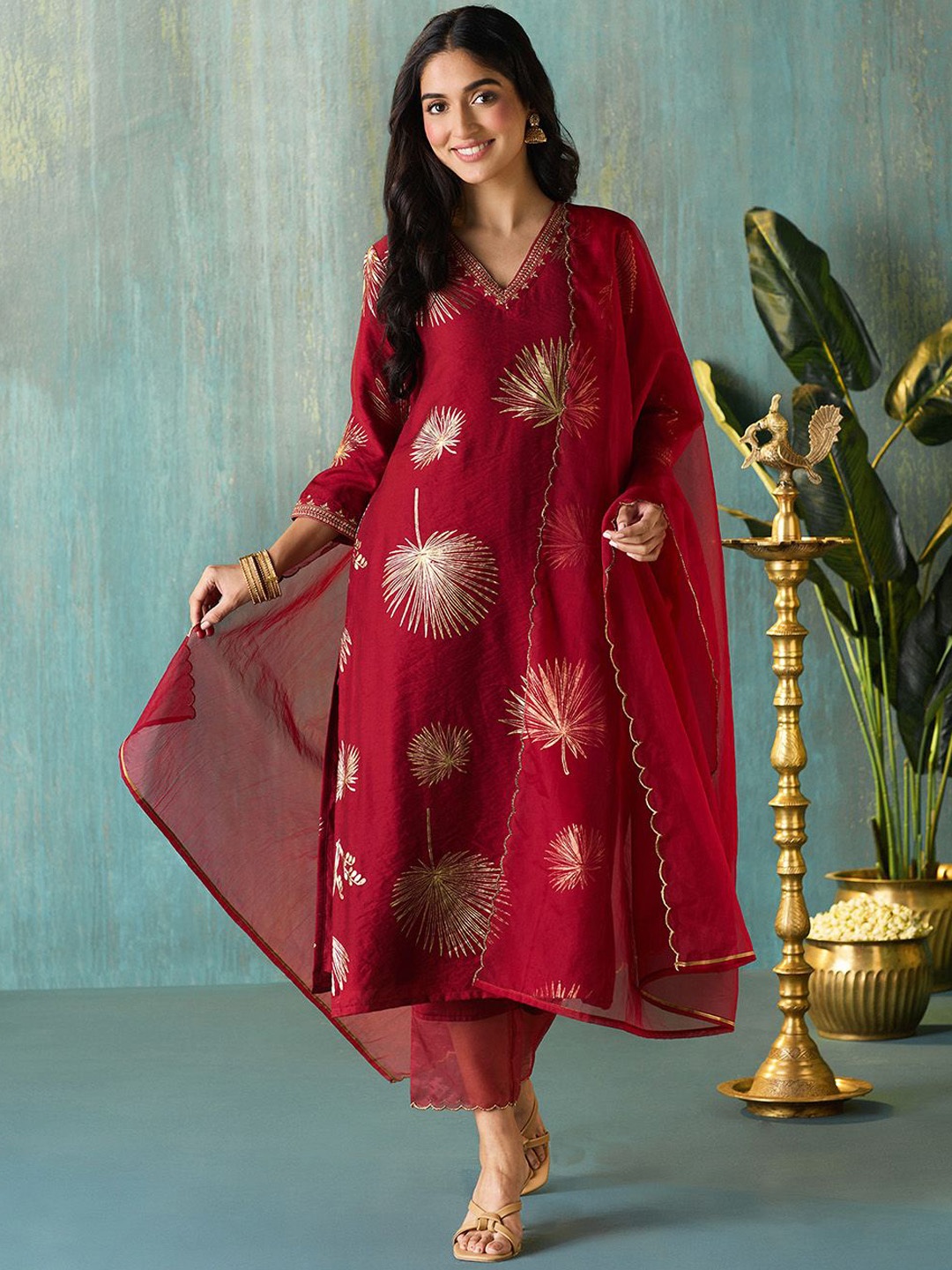 Likha Floral Printed V-Neck Sequinned Straight Kurta With Trousers & Dupatta, Maroon
Likha Floral Printed V-Neck Sequinned Straight Kurta With Trousers & Dupatta, Maroon