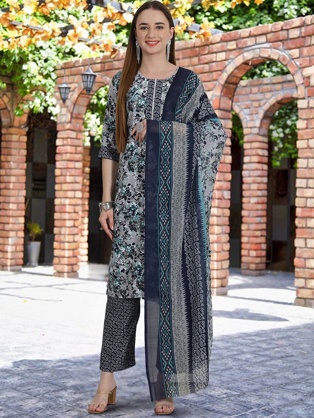 Ethnic basket Floral Printed Round Neck Pure Cotton Straight Kurta With Trousers & Dupatta, Navy blue
Ethnic basket Floral Printed Round Neck Pure Cotton Straight Kurta With Trousers & Dupatta, Navy blue