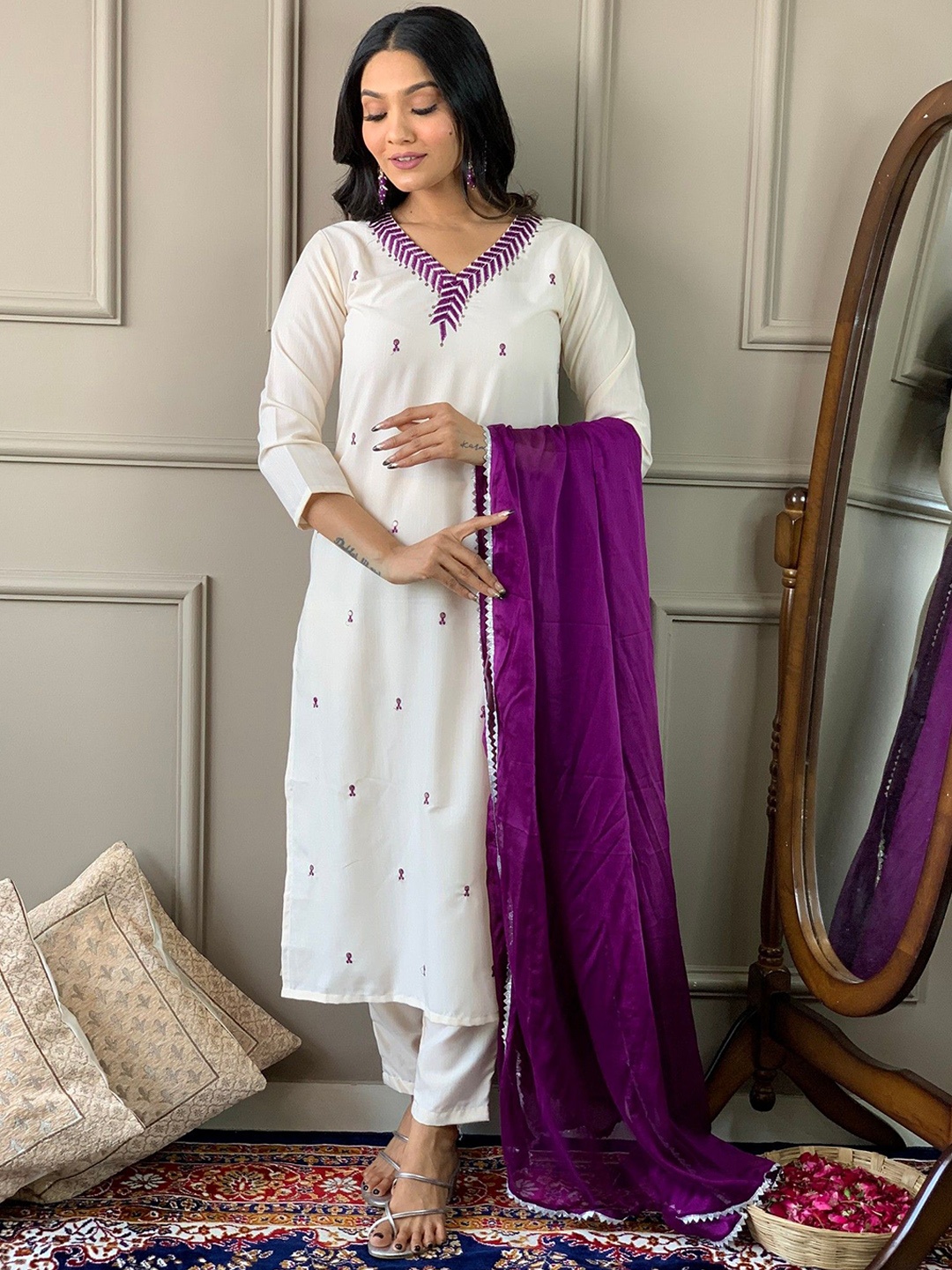 Yara Creation Floral Embroidered V-Neck Thread Work Straight Kurta With Trousers & Dupatta, White
Yara Creation Floral Embroidered V-Neck Thread Work Straight Kurta With Trousers & Dupatta, White