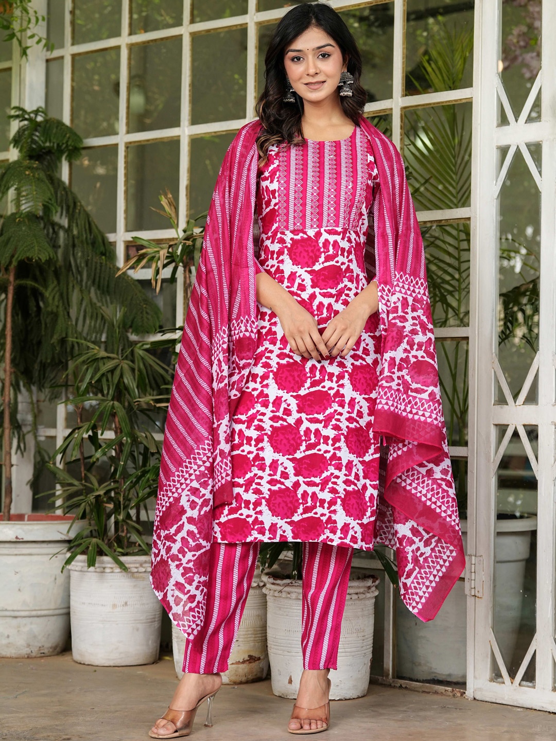 Chandbaali Floral Printed Regular Mirror Work Straight Kurta With Trousers & Dupatta, Pink
Chandbaali Floral Printed Regular Mirror Work Straight Kurta With Trousers & Dupatta, Pink
