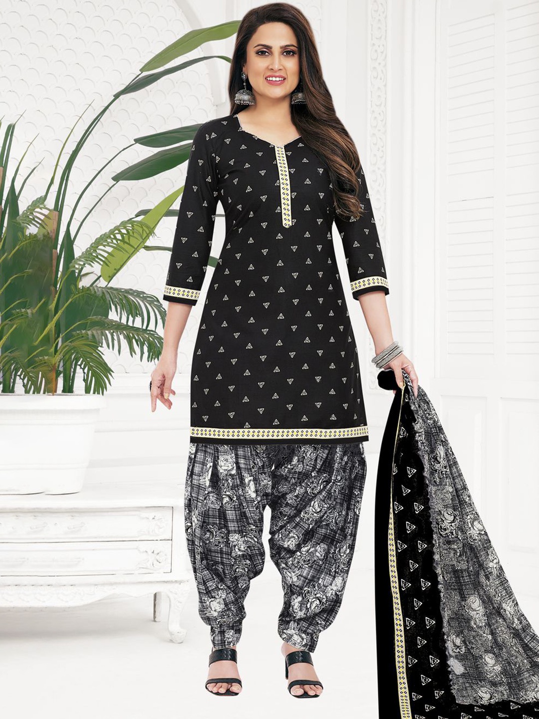 MIRAAN Floral Printed Sweetheart Neck Pure Cotton Straight Kurta with Patiala & Dupatta, Black
MIRAAN Floral Printed Sweetheart Neck Pure Cotton Straight Kurta with Patiala & Dupatta, Black