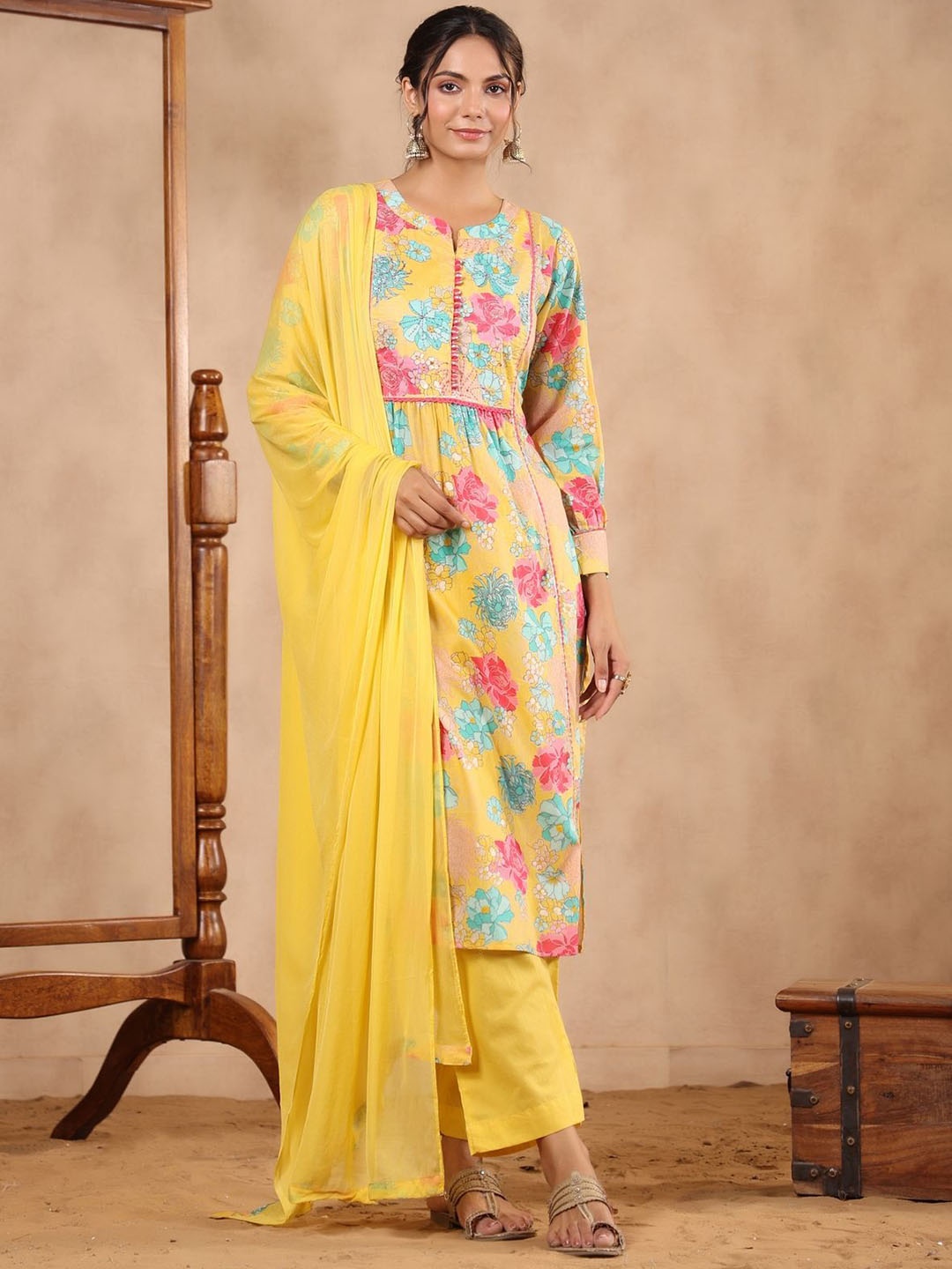 EtnicaWear Floral Printed Thread Work Pure Cotton Kurta with Trousers & Dupatta, Yellow
EtnicaWear Floral Printed Thread Work Pure Cotton Kurta with Trousers & Dupatta, Yellow