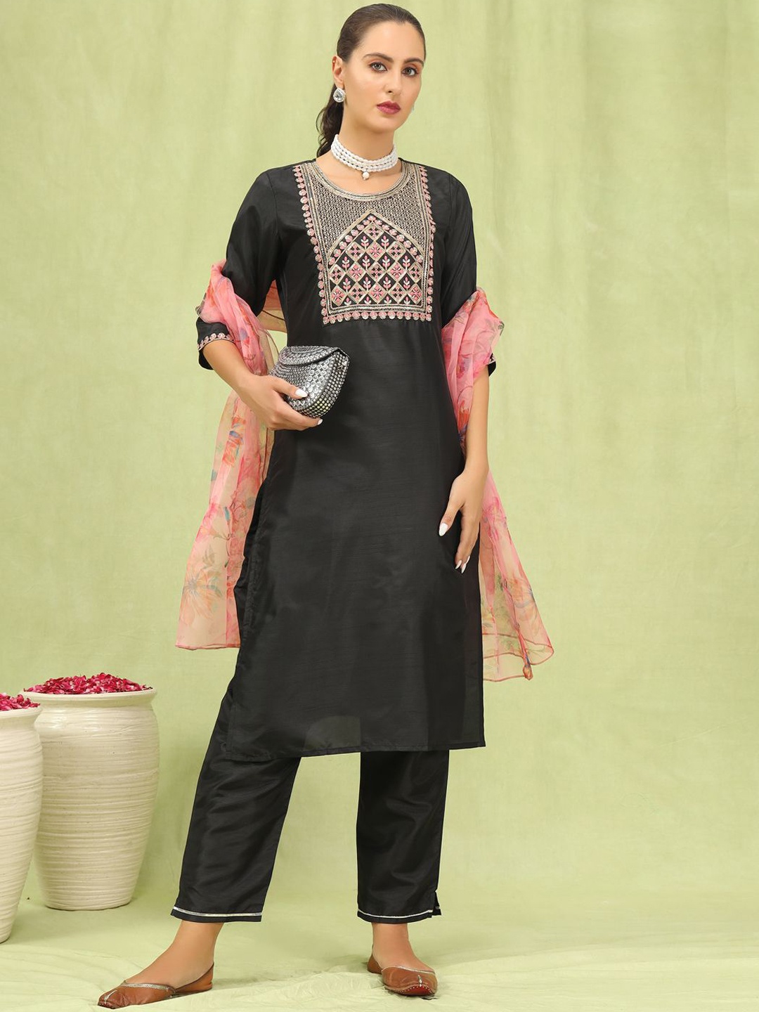 VredeVogel Ethnic Motifs Embroidered Regular Sequinned Kurta with Trousers & Dupatta, Black
VredeVogel Ethnic Motifs Embroidered Regular Sequinned Kurta with Trousers & Dupatta, Black