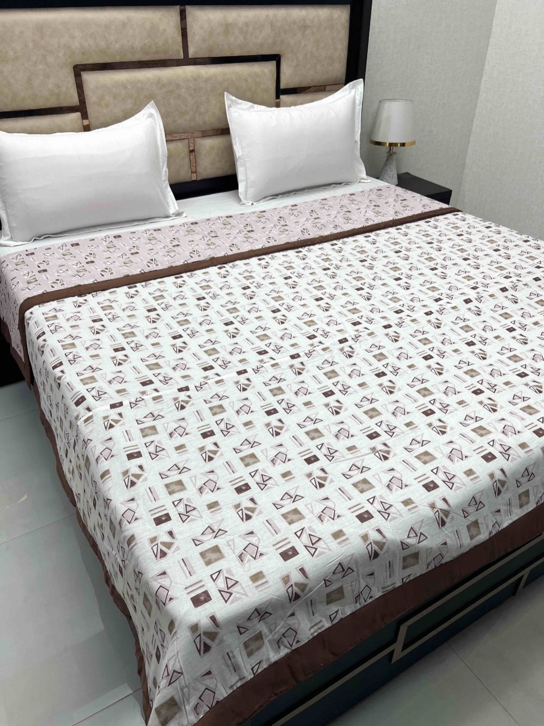 Pure Decor White & Brown Geometric Printed Pure Cotton AC Room 233 GSM Double Bed Dohar
Pure Decor White & Brown Geometric Printed Pure Cotton AC Room 233 GSM Double Bed Dohar
