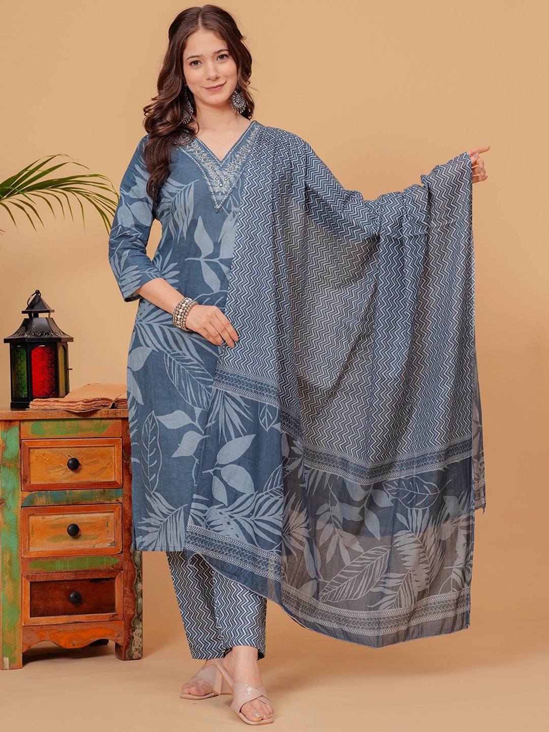 DORIYA Floral Printed V-Neck Thread Work Straight Kurta with Trousers & Dupatta, Grey
DORIYA Floral Printed V-Neck Thread Work Straight Kurta with Trousers & Dupatta, Grey