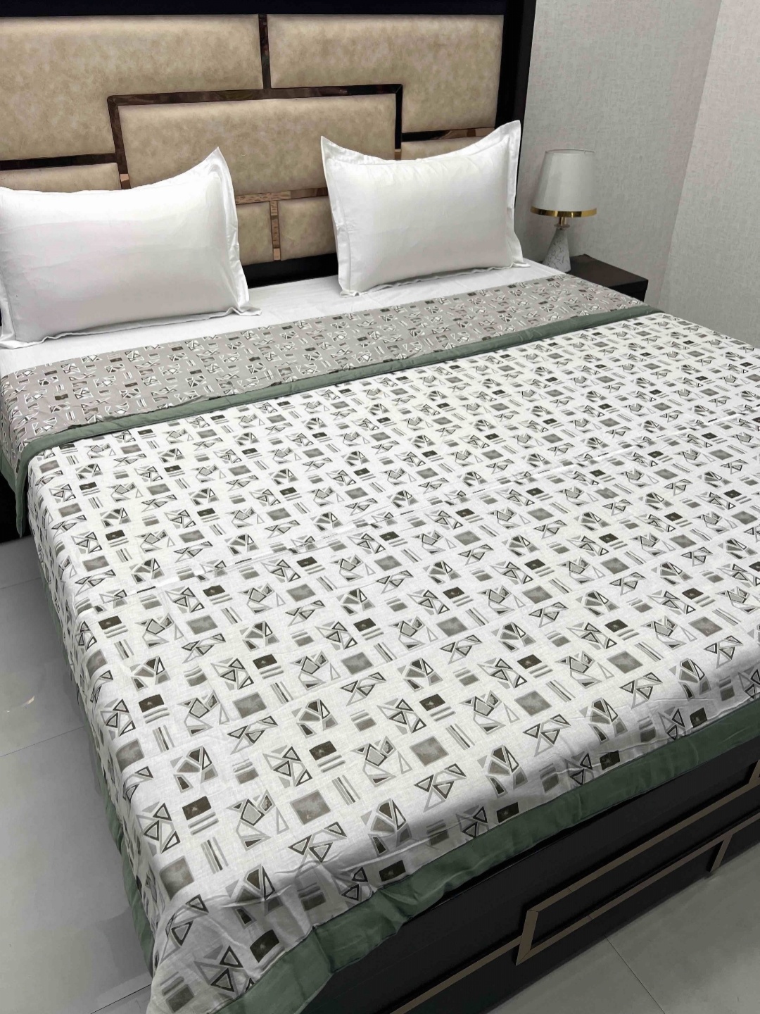 Pure Decor Green & White Geometric Printed Pure Cotton AC Room 233 GSM Double Bed Dohar
Pure Decor Green & White Geometric Printed Pure Cotton AC Room 233 GSM Double Bed Dohar