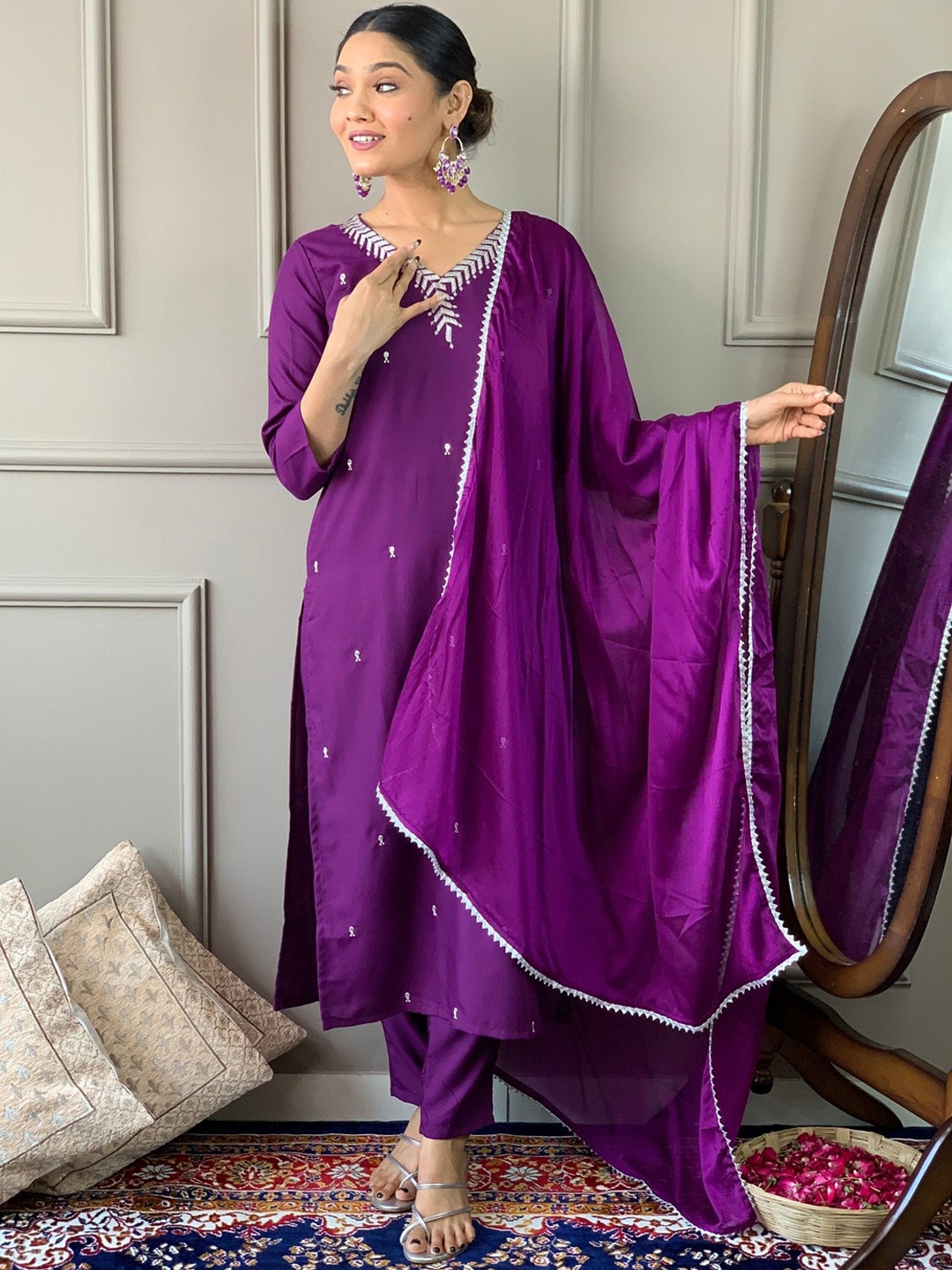 Yara Creation Floral Embroidered V-Neck Thread Work Straight Kurta With Trousers & Dupatta, Purple
Yara Creation Floral Embroidered V-Neck Thread Work Straight Kurta With Trousers & Dupatta, Purple