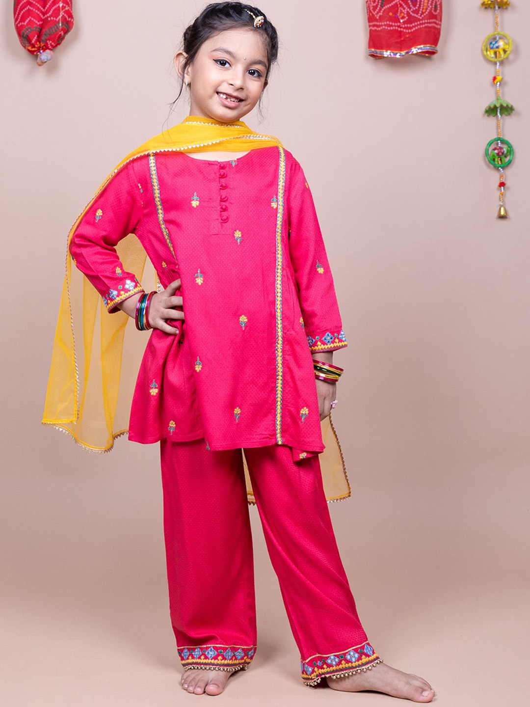 KASYA Girls Ethnic Motifs Embroidered Thread Work A-Line Kurta With Palazzos & Dupatta, Pink
KASYA Girls Ethnic Motifs Embroidered Thread Work A-Line Kurta With Palazzos & Dupatta, Pink