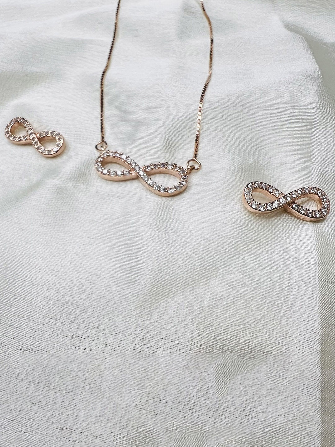 Arte Jewels 925 Sterling Silver Cubic Zirconia Studded Infinty-Charm Jewellery Set, Rose gold
Arte Jewels 925 Sterling Silver Cubic Zirconia Studded Infinty-Charm Jewellery Set, Rose gold