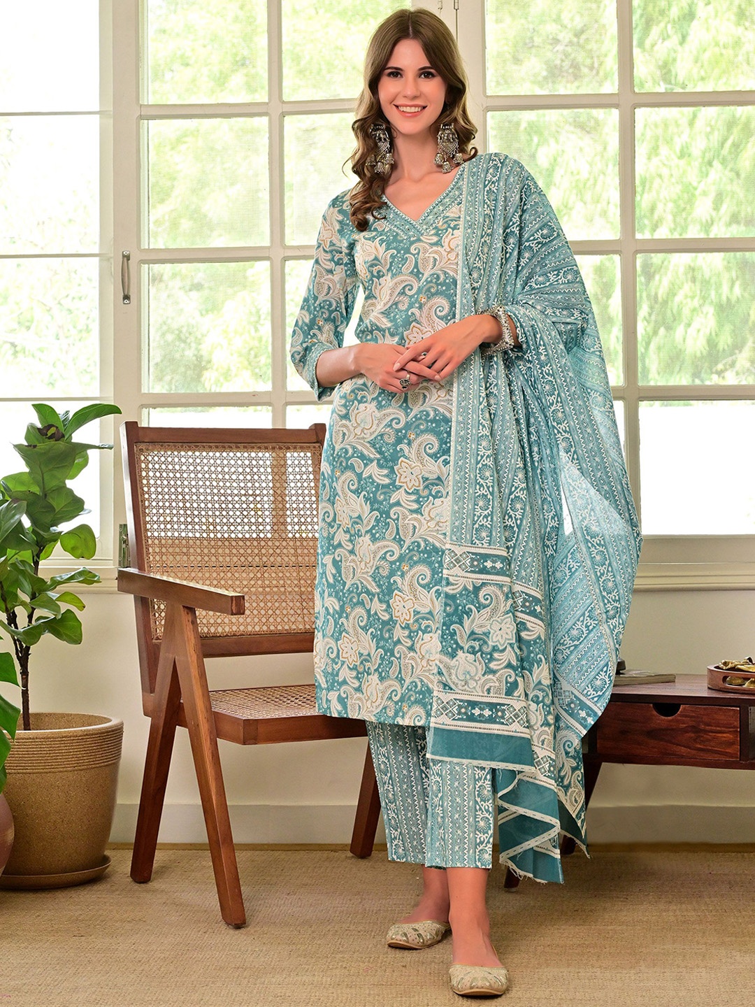 Chandbaali Floral Printed Pure Cotton Straight Kurta With Trouser & Dupatta, Turquoise blue
Chandbaali Floral Printed Pure Cotton Straight Kurta With Trouser & Dupatta, Turquoise blue