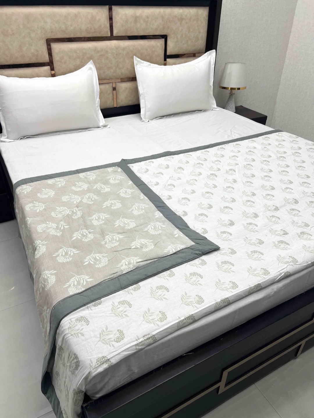 Pure Decor Green & White Floral AC Room 210 GSM Pure Cotton Reversible Double Bed Dohar
Pure Decor Green & White Floral AC Room 210 GSM Pure Cotton Reversible Double Bed Dohar