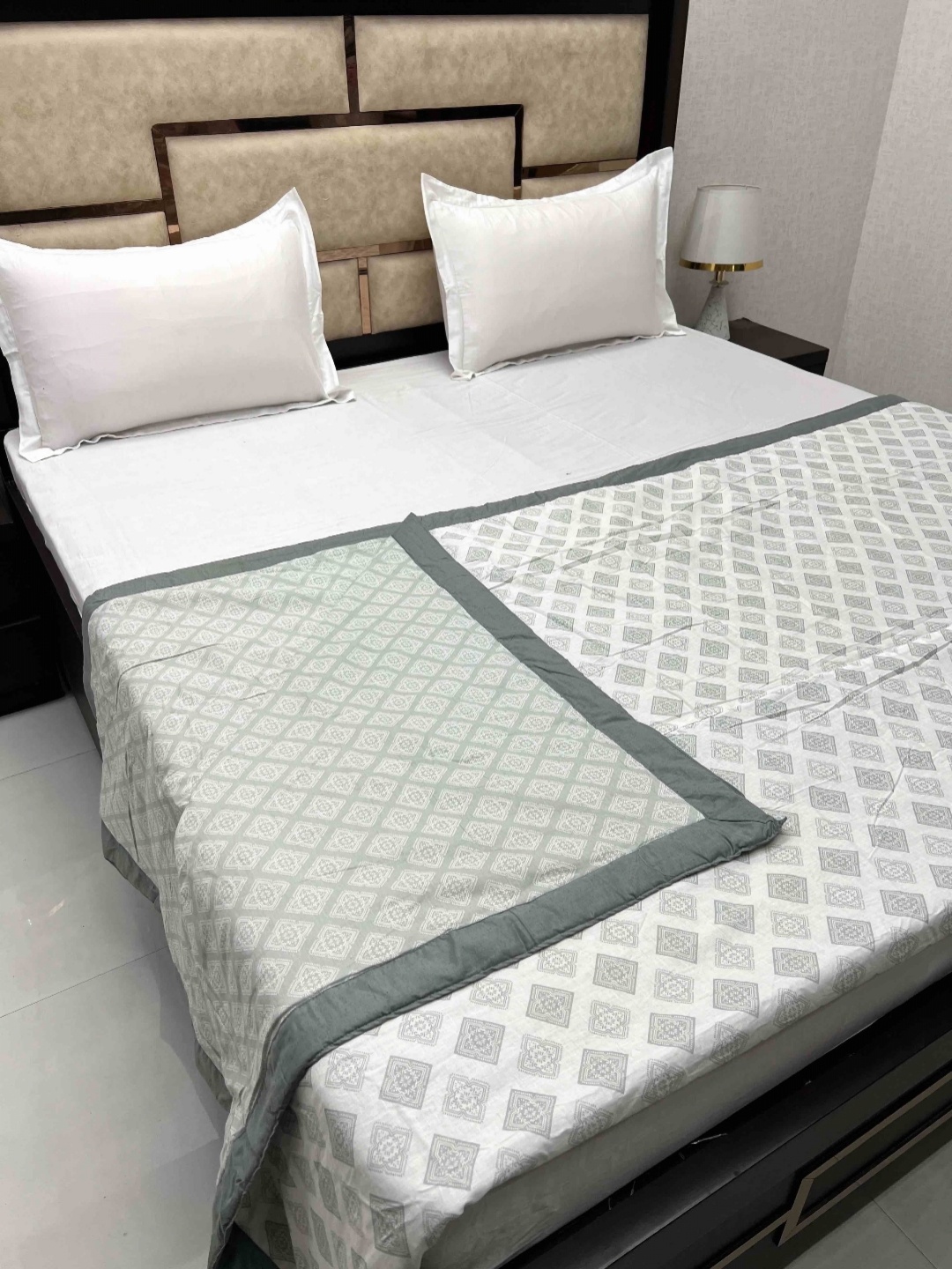 Pure Decor White & Green Printed AC Room 210 GSM Pure Cotton Reversible Double Bed Dohar
Pure Decor White & Green Printed AC Room 210 GSM Pure Cotton Reversible Double Bed Dohar