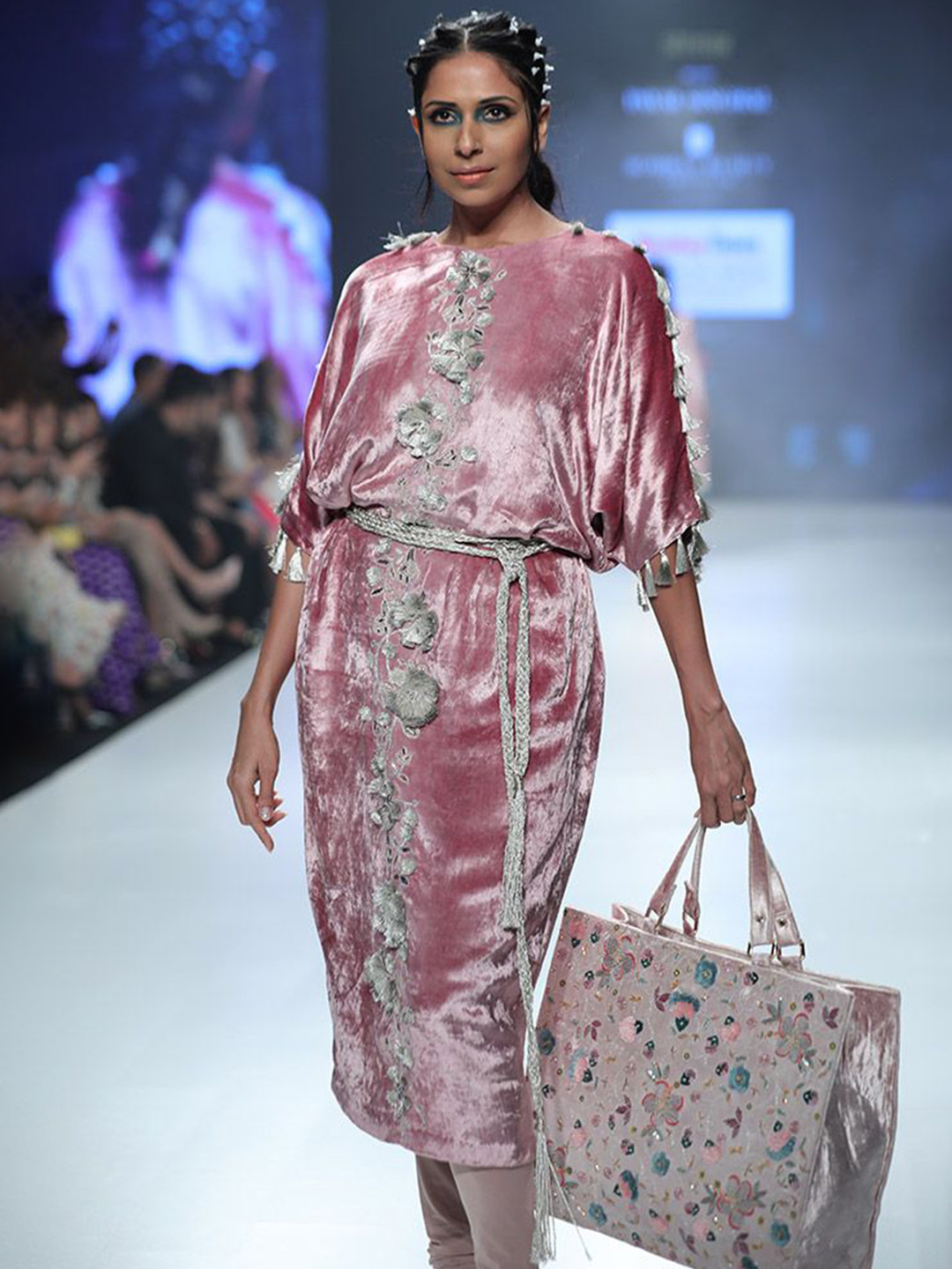PS PRET BY PAYAL SINGHAL Self Design Regular Velvet Straight Kurta With Leggings, Pink 
PS PRET BY PAYAL SINGHAL Self Design Regular Velvet Straight Kurta With Leggings, Pink