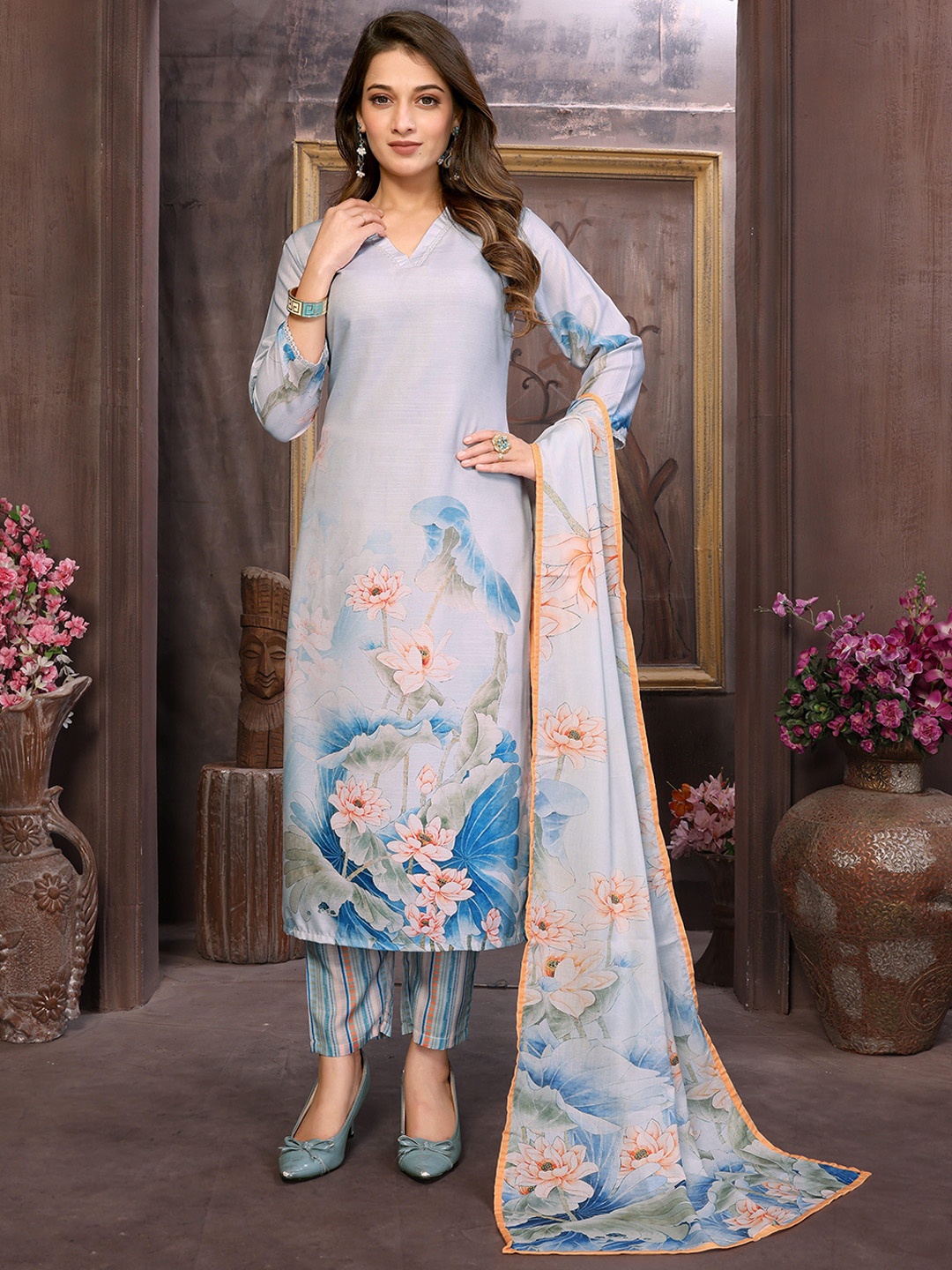 SUNDARNAARI Floral Printed V Neck Straigth Kurta & Pyjamas With Dupatta, Turquoise blue
SUNDARNAARI Floral Printed V Neck Straigth Kurta & Pyjamas With Dupatta, Turquoise blue