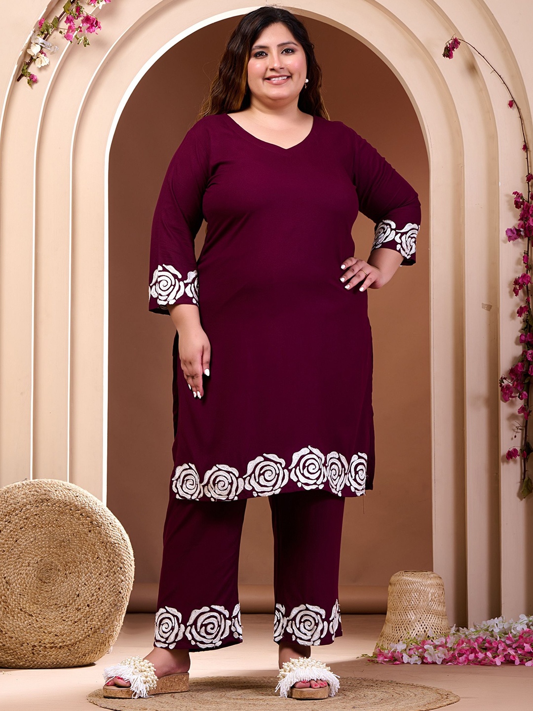 PrettyPlus by Desinoor.com Plus Size Floral Embroidered Straight Kurta With Trousers, Burgundy
PrettyPlus by Desinoor.com Plus Size Floral Embroidered Straight Kurta With Trousers, Burgundy