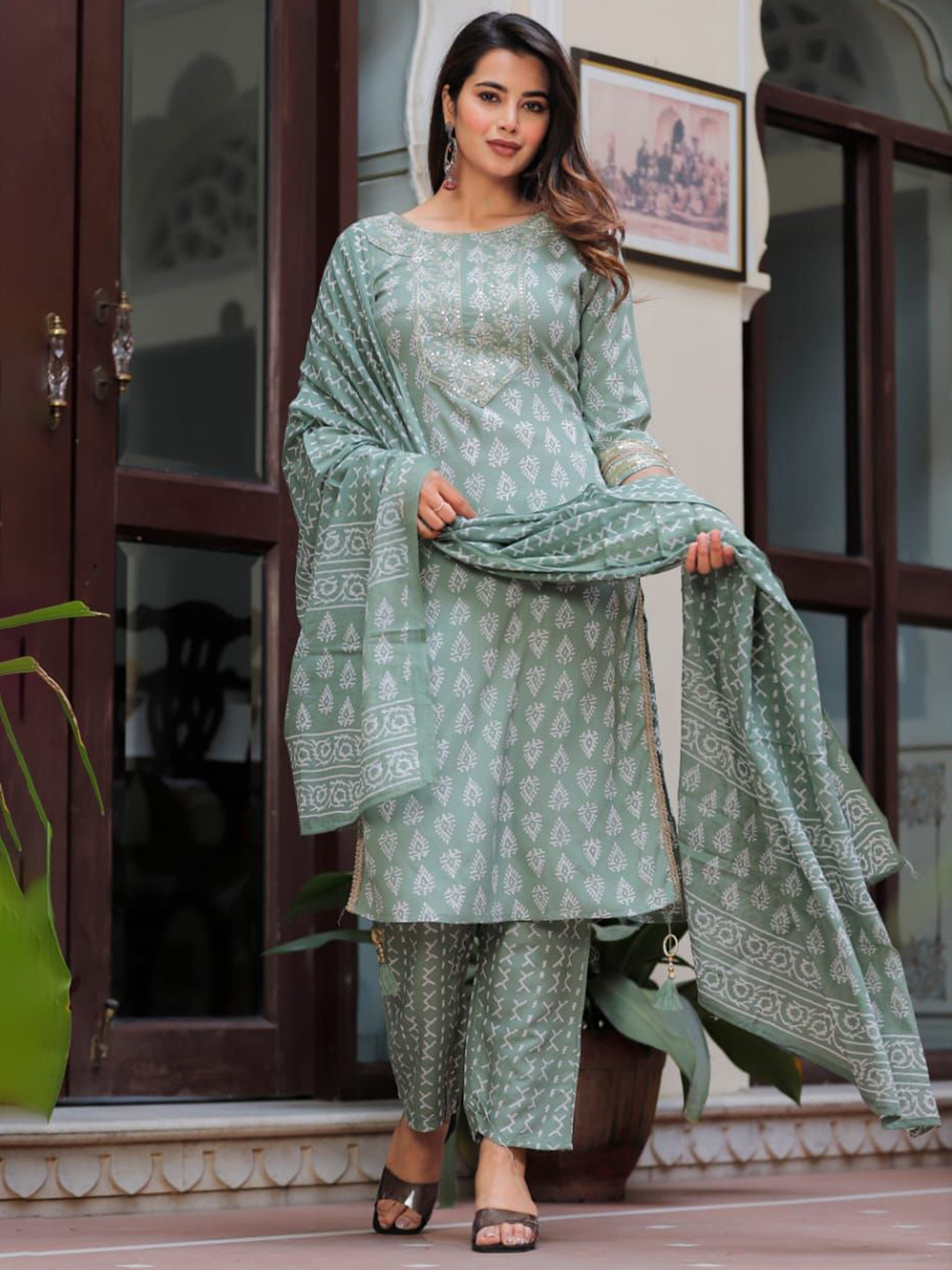 VYKOO Ethnic Motifs Printed Regular Sequinned Kurta With Trousers & Dupatta, Green
VYKOO Ethnic Motifs Printed Regular Sequinned Kurta With Trousers & Dupatta, Green