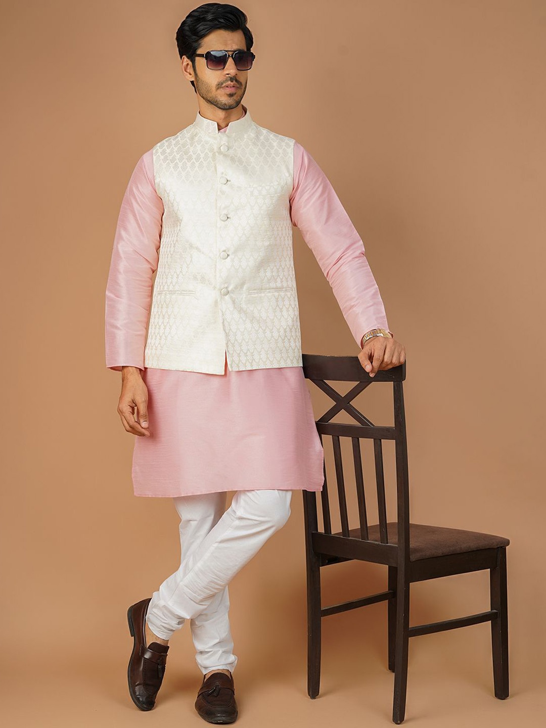 Wintage Mandarin Collar Cotton Silk Straight Kurta with Pyjamas & Nehru Jacket, Pink
Wintage Mandarin Collar Cotton Silk Straight Kurta with Pyjamas & Nehru Jacket, Pink