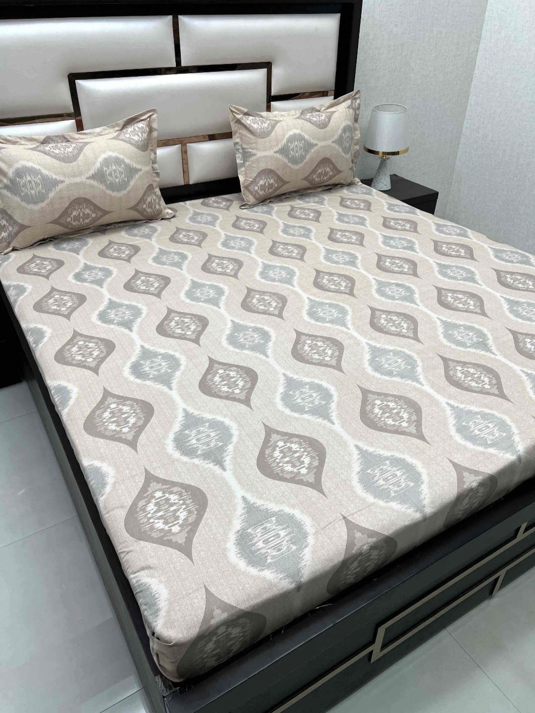 Pure Decor Royal Passion Brown 380 TC Pure Cotton Queen Bedsheet Set-2.29 m x 2.53 m
Pure Decor Royal Passion Brown 380 TC Pure Cotton Queen Bedsheet Set-2.29 m x 2.53 m