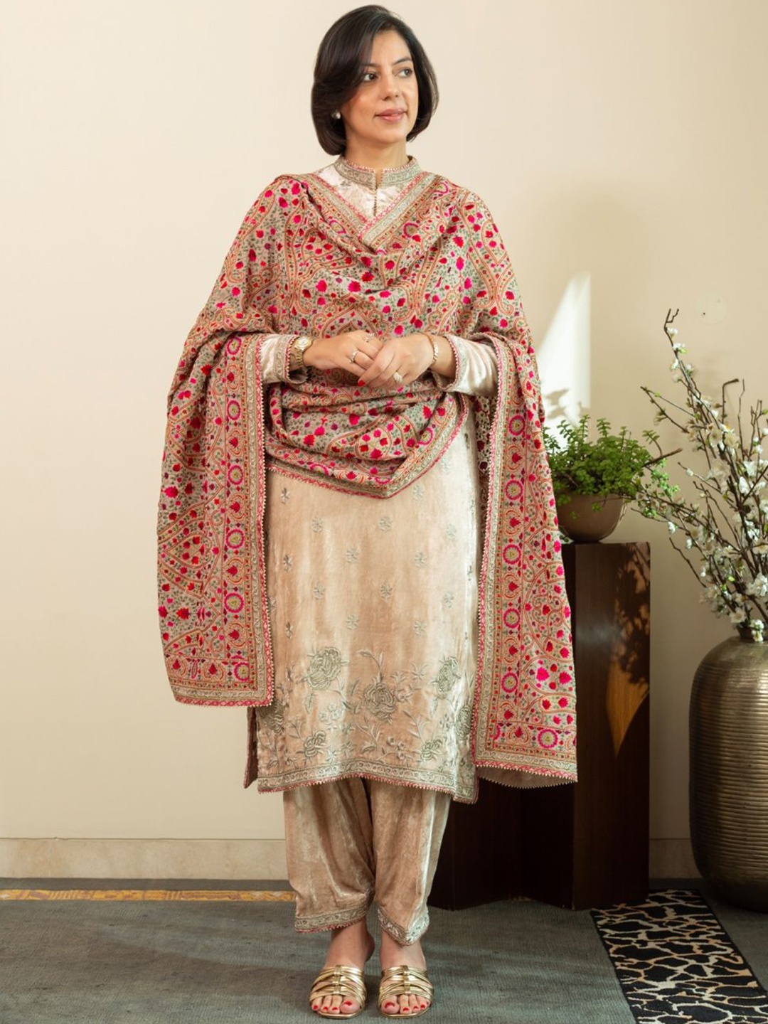 HOUSE OF INARI Floral Embroidered Sequinned Velvet Kurta with Salwar & Dupatta, Beige
HOUSE OF INARI Floral Embroidered Sequinned Velvet Kurta with Salwar & Dupatta, Beige