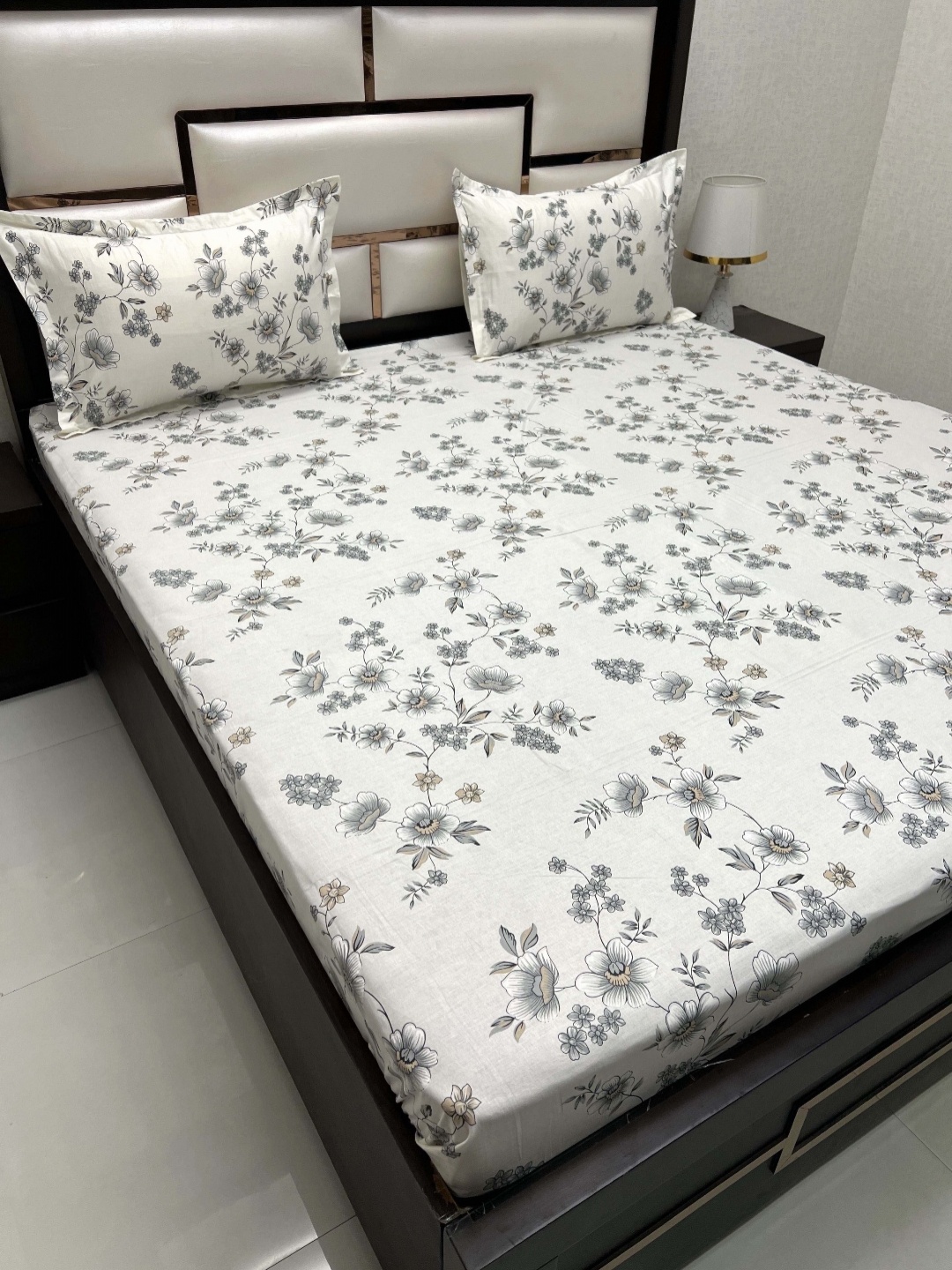 Pure Decor Royal Passion White 380 TC Pure Cotton Queen Bedsheet Set-2.29 m x 2.54 m
Pure Decor Royal Passion White 380 TC Pure Cotton Queen Bedsheet Set-2.29 m x 2.54 m