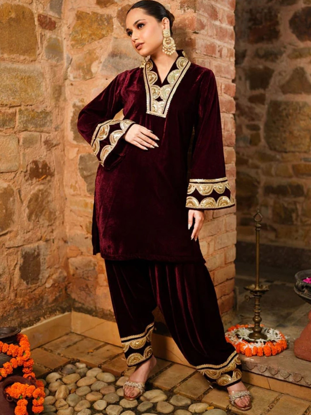 KNIT NAP PRODUCTIONS Yoke Design Sequinned Velvet Straight Kurta with Trousers, Maroon
KNIT NAP PRODUCTIONS Yoke Design Sequinned Velvet Straight Kurta with Trousers, Maroon
