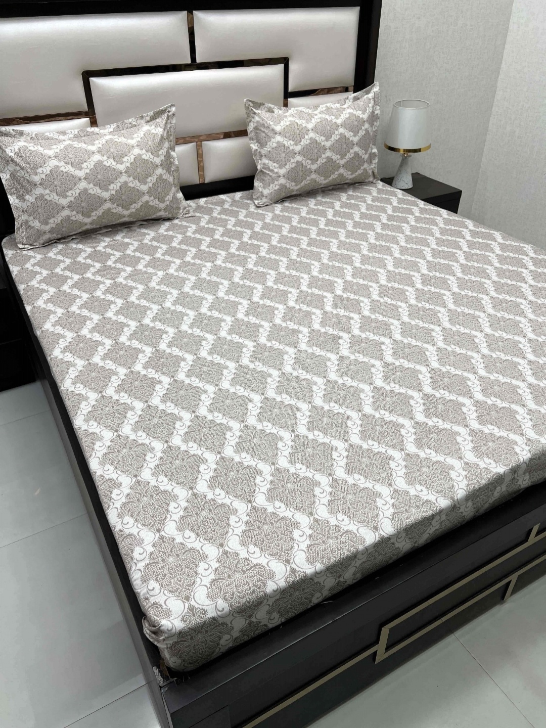 Pure Decor Royal Passion Brown 380 TC Pure Cotton Queen Bedsheet Set-2.29 m x 2.54 m
Pure Decor Royal Passion Brown 380 TC Pure Cotton Queen Bedsheet Set-2.29 m x 2.54 m