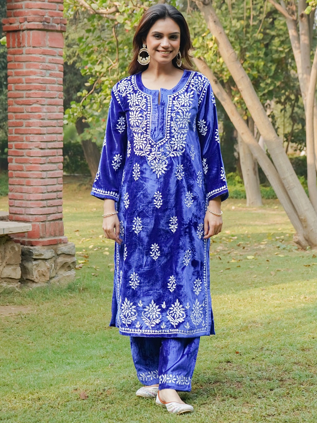HOUSE OF KARI Ethnic Motifs Embroidered Chikankari Velvet Straight Kurta With Trouser, Blue
HOUSE OF KARI Ethnic Motifs Embroidered Chikankari Velvet Straight Kurta With Trouser, Blue