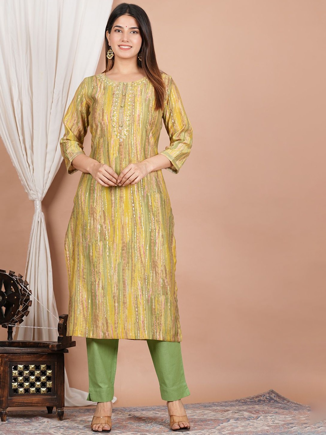 IKRASS Abstract Printed Beads and Stones Regular Straight Kurta with Trousers, Green
IKRASS Abstract Printed Beads and Stones Regular Straight Kurta with Trousers, Green