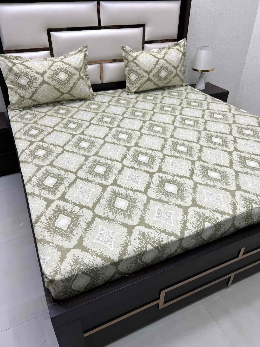 Pure Decor Royal Passion Green & White 400 TC Floral Queen Bedsheet Set-2.29 m x 2.53 m
Pure Decor Royal Passion Green & White 400 TC Floral Queen Bedsheet Set-2.29 m x 2.53 m