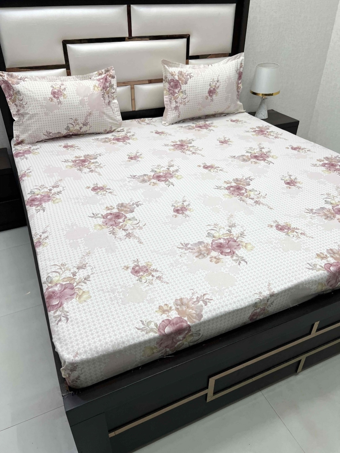 Pure Decor Royal Passion Pink & White 400 TC Floral Queen Bedsheet Set-2.28 m x 2.54 m
Pure Decor Royal Passion Pink & White 400 TC Floral Queen Bedsheet Set-2.28 m x 2.54 m
