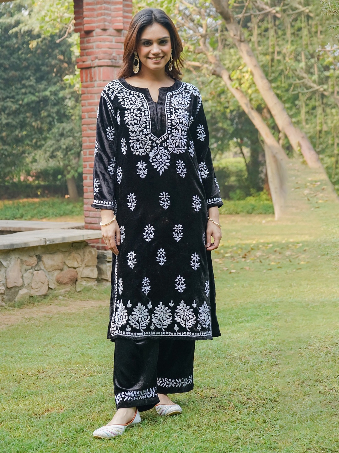 HOUSE OF KARI Ethnic Motifs Embroidered Chikankari Velvet Straight Kurta With Trouser, Black
HOUSE OF KARI Ethnic Motifs Embroidered Chikankari Velvet Straight Kurta With Trouser, Black