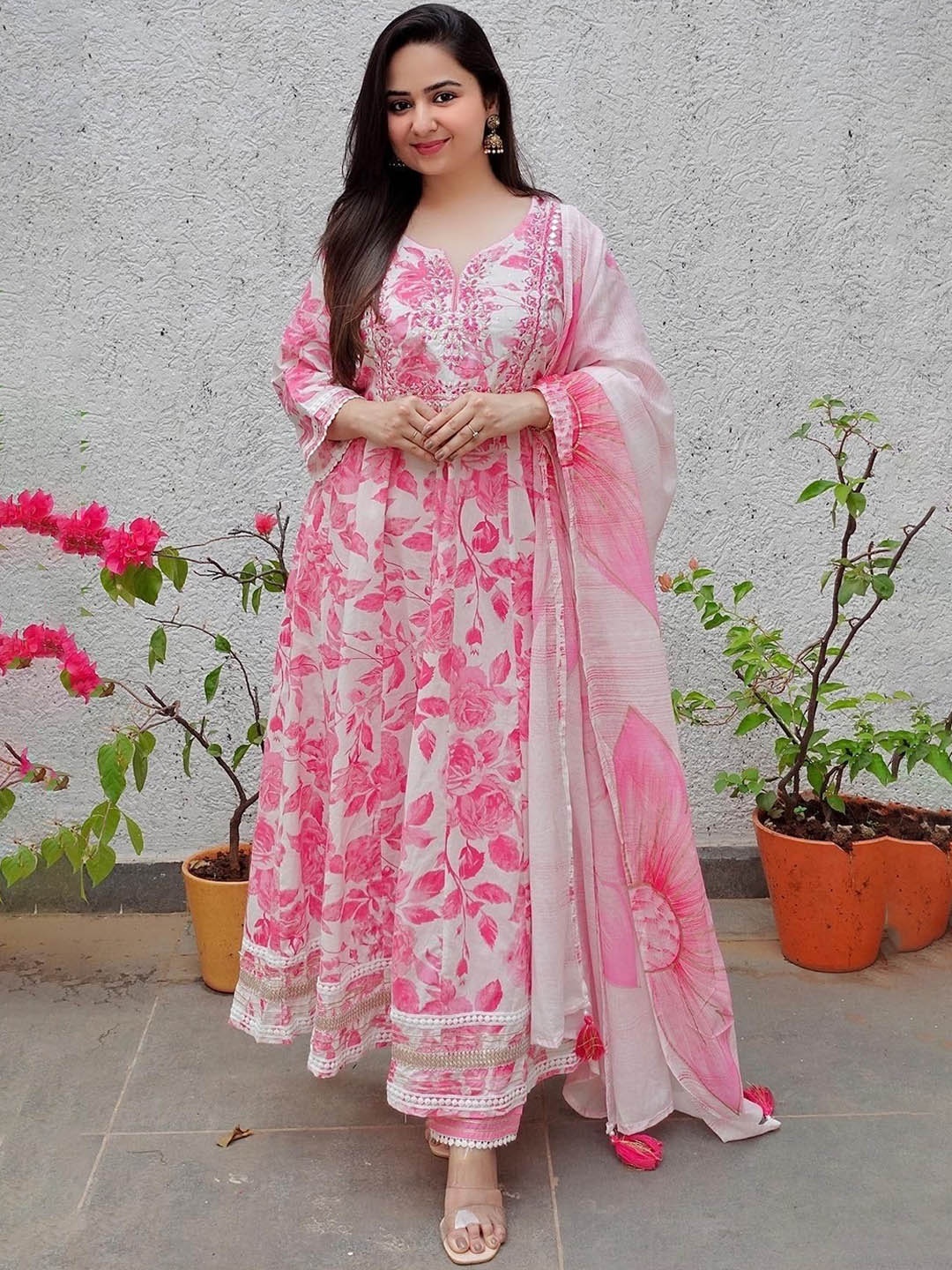Fabinn Women Floral Embroidered Regular Thread Work Kurta with Trousers & With Dupatta, Pink
Fabinn Women Floral Embroidered Regular Thread Work Kurta with Trousers & With Dupatta, Pink