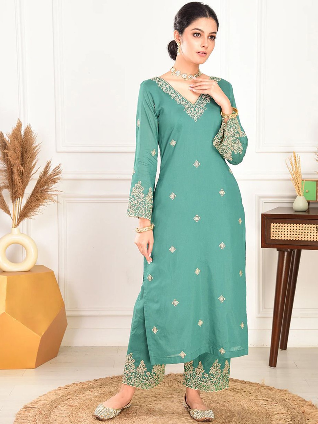 Royal Export Women Floral Embroidered Regular Thread Work Kurta with Trousers & With Dupatta, Green
Royal Export Women Floral Embroidered Regular Thread Work Kurta with Trousers & With Dupatta, Green