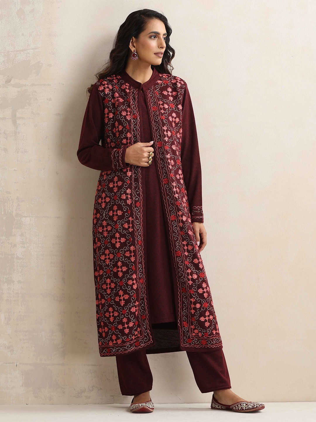 trueBrowns Kashmiri Floral Embroidered Pure Wool Straight Kurta with Trousers, Brown
trueBrowns Kashmiri Floral Embroidered Pure Wool Straight Kurta with Trousers, Brown