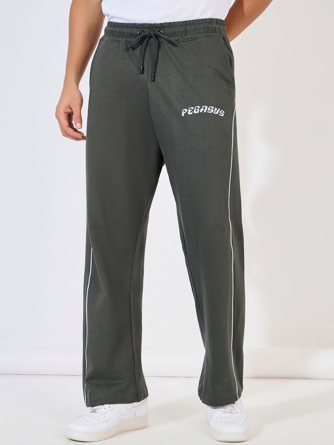 Styli Men Oversized Fit Open Hem Jogger with Minimal Print and Contrast Piping, Grey
Styli Men Oversized Fit Open Hem Jogger with Minimal Print and Contrast Piping, Grey
