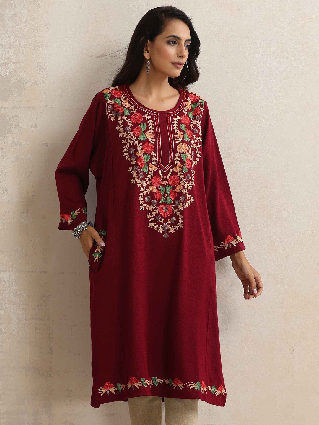 trueBrowns Women Floral Embroidered Flared Sleeves Thread Work Woollen Kurta, Maroon
trueBrowns Women Floral Embroidered Flared Sleeves Thread Work Woollen Kurta, Maroon