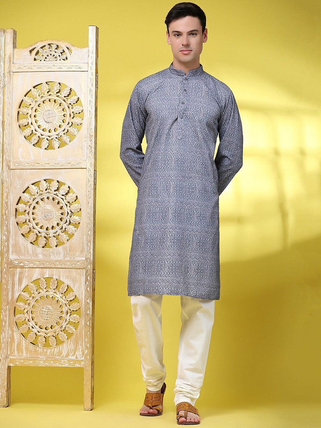 SKAVIJ Geometric Embroidered Thread Work Mandarin Collar Straight Kurta with Pyjamas, Grey
SKAVIJ Geometric Embroidered Thread Work Mandarin Collar Straight Kurta with Pyjamas, Grey